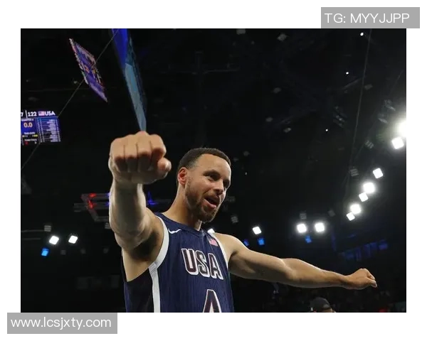 足球明星库里穿着卡通风格衣服的时尚魅力与个性展示